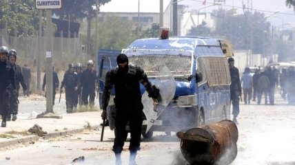 В беспорядках в Тунисе погиб один человек