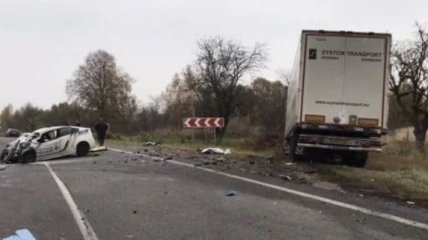 Во Львовской области при столкновении грузовика с патрульным авто погиб полицейский 