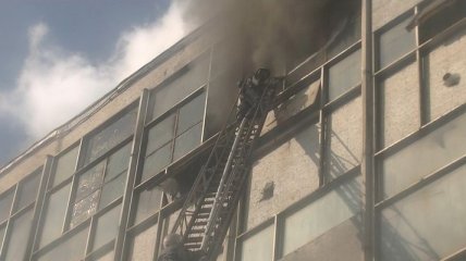 В Харькове произошел пожар на текстильной фабрике (Видео)