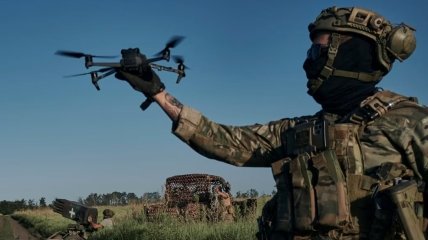 Поле бою паралізоване, а за пілотами йде полювання: як бойові БПЛА змінили війну в Україні