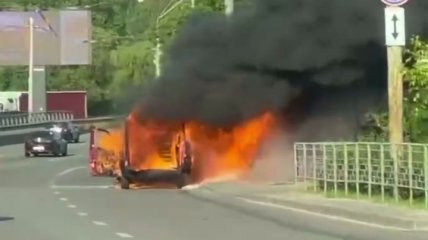 В Киеве на ходу сгорел автомобиль: видео инцидента попало в сеть