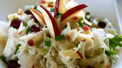Салат из капусты с яблоком и сельдереем