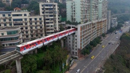 В Китае поезд пустили через жилой дом