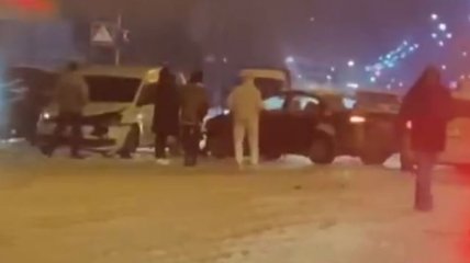Под Киевом на заснеженной дороге столкнулись пять автомобилей (видео)