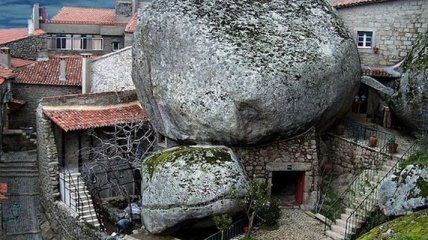 Необычная деревня на склоне горы в Португалии (Фото)