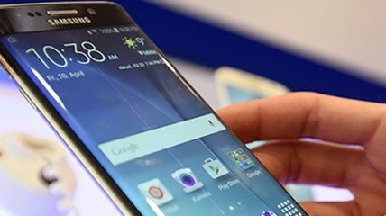 Samsung встроил в экран беспроводную зарядку для смартфонов