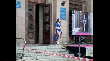 Из мэрии прямо на подиум: в Николаеве провели необычный показ мод (видео)