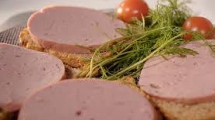 Очищаємо ковбасу одним рухом руки