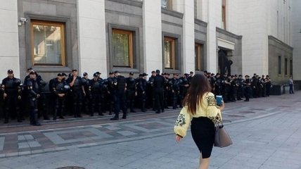Под зданием ВР проходят митинги, полиция усилила охрану