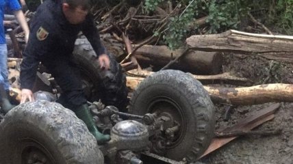 На Закарпатье погибли 5 лесорубов, автомобиль упал в горную реку