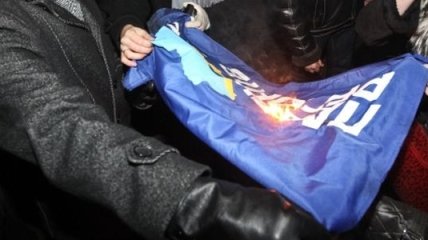 В Черкасской обл. порвали флаги Партии регионов
