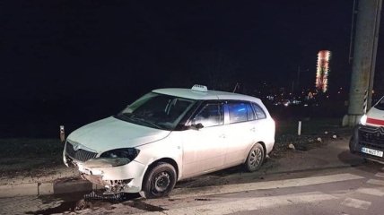 Неуправляемая машина вылетела на тротуар: в Киеве таксист умер прямо за рулем (фото)