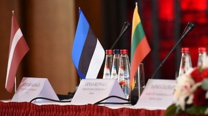 Главы МИД Балтии: санкции против РФ надо продлить