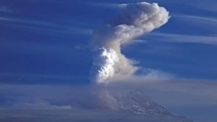 Вулкан Шивелуч на Камчатке выбросил столб пепла на высоту 12 км