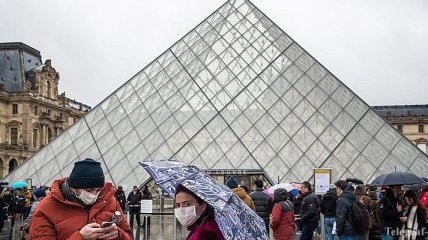 Пандемия COVID-19: в Париже закрывают Лувр