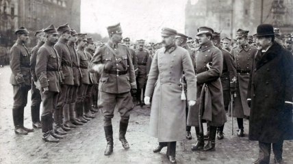 Генерал Йозеф Довбор-Мусницький, Йозеф Пілсудський та генерал Венява-Длугошовский (зліва направо) у Познані. 27 жовтня 1919 року