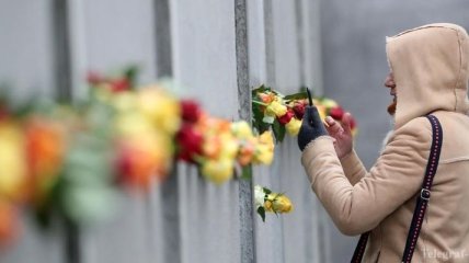 Подарок с намеком: Трампу прислали осколок Берлинской стены