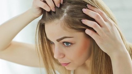 Медики назвали причины медленного роста волос