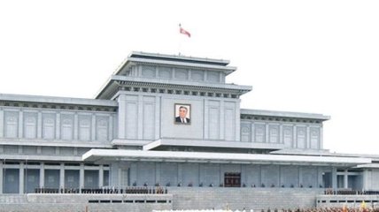 Ким Чен Ын вместе с супругой посетил Кымсусанский дворец