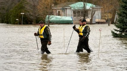 Западная часть Канады страдает от наводнений и оползней (Фото)