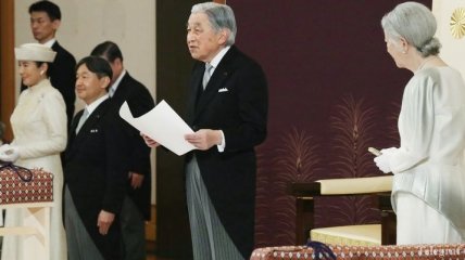 Впервые за двести лет в Японии император отрекся от престола