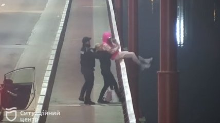 В Днепре на мосту девушку спасли за мгновения до самоубийства: ЧП попало на видео