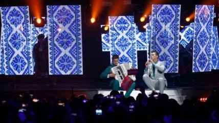 Второй полуфинал "Евровидения 2017": ведущие спели хиты конкурса в украинском стиле (Видео)