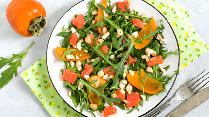 Салат с  лососем и хурмой