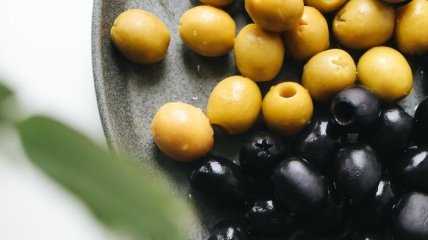 В сыром виде нельзя, это фрукт, а цвет зависит от спелости: диетолог рассказал интересные факты об оливках