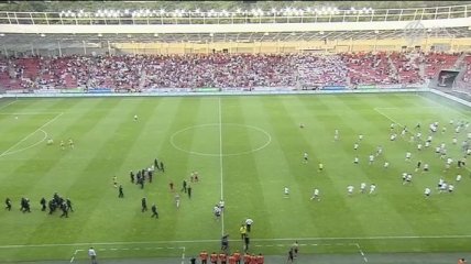 Фанаты Дебрецена устроили разборки с футболистами прямо на поле (Видео)