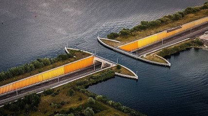 Водный мост в Голландии, который ломает все законы физики (Фото)
