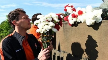 "Шахтер" возложил цветы к монументу освободителям