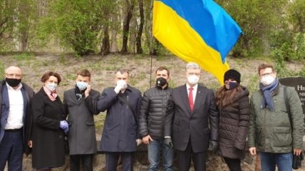 Нардепы "ЕС" восстановили флаг Украины над памятным знаком Сергею Нигояну