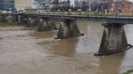 Вода хлынула на дороги и затопила дома: из-за дождей на Закарпатье начался сильный потоп