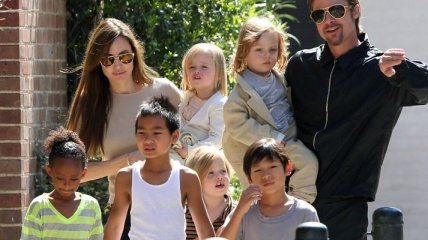 Анджелина Джоли и Брэд Питт наняли каждому ребенку по няне