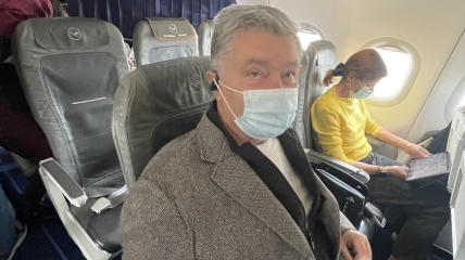 Петро Порошенко в літаку