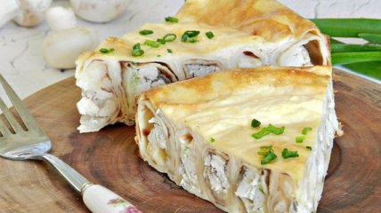 Рецепт дня: блинный пирог "Улитка" с курицей, грибами и сыром