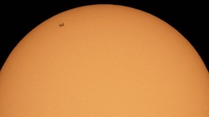 NASA опубликовало снимок МКС на фоне Солнца 