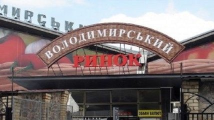 В Киеве микроавтобус при заезде к магазину задавил работницу рынка (видео)