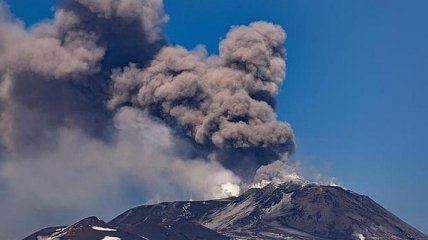 На Сицилии “проснулся” вулкан Этна: красочное видео 