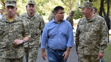 Украинским послам рассказали о российских офицерах в ОРДЛО
