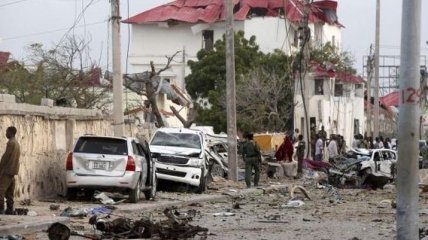 В столице Сомали возле гостинницы смертник подорвал автомобиль