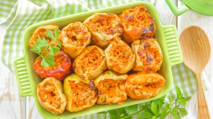 Фаршированный перец с копчеными колбасками - и ужин будет вкусным!