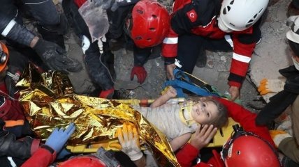 Провела под завалами после землетрясения почти четверо суток: в Измире спасли 3-летнюю девочку (фото, видео)