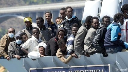 Италия приняла 700 мигрантов, которых спасли в Средиземном море