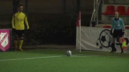 В Эстонии футболист забил невероятный "сухой лист" с углового (видео)