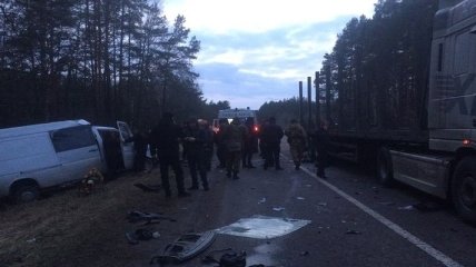 Микроавтобус столкнулся с грузовиком в Ровенской области, есть погибшие