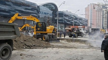 В Киеве восстановили движение транспорта возле ТРЦ после прорыва теплосети