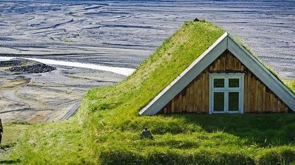 Жилье хоббитов: удивительные скандинавские эко-домики с зелеными крышами (Фото)