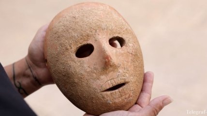 Археологи обнаружили таинственную древнюю маску в Израиле